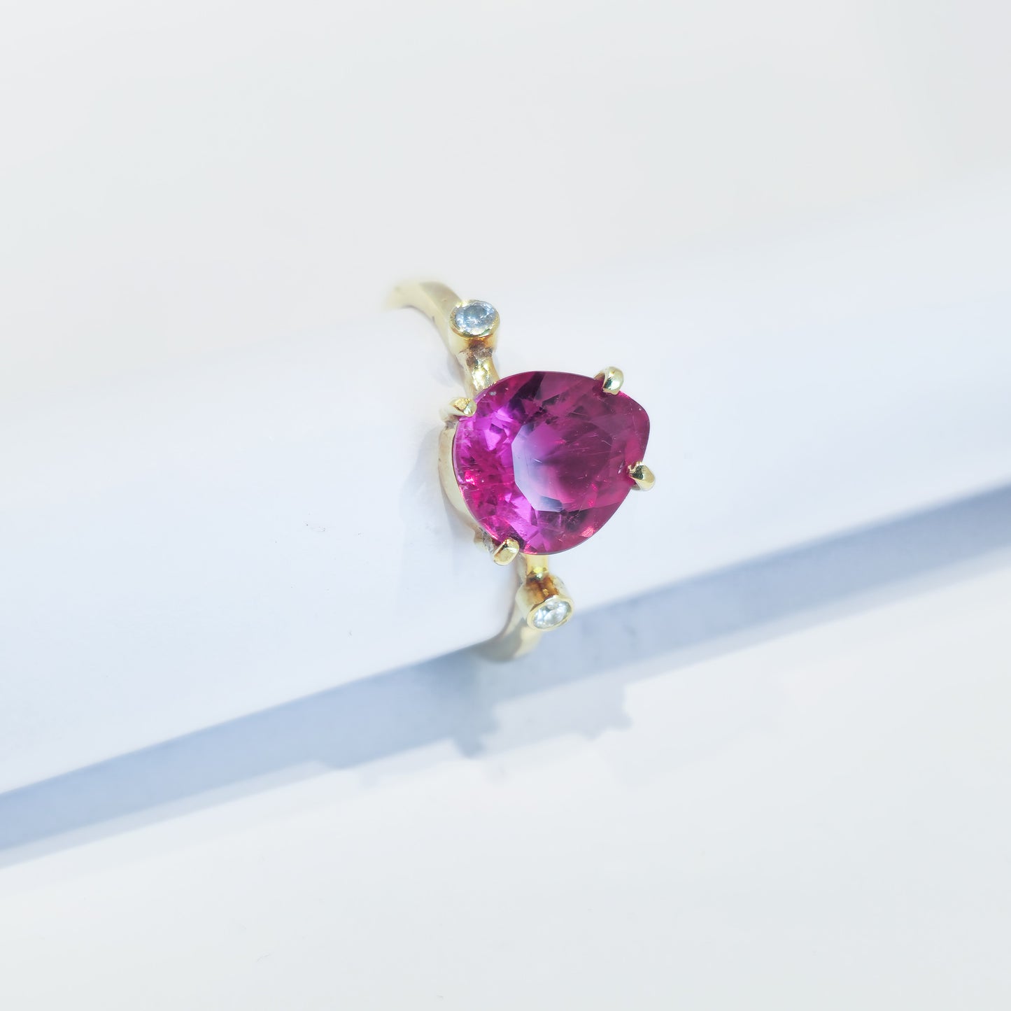 AA-Tourmaline - Diamond - 18k Yellow Ring