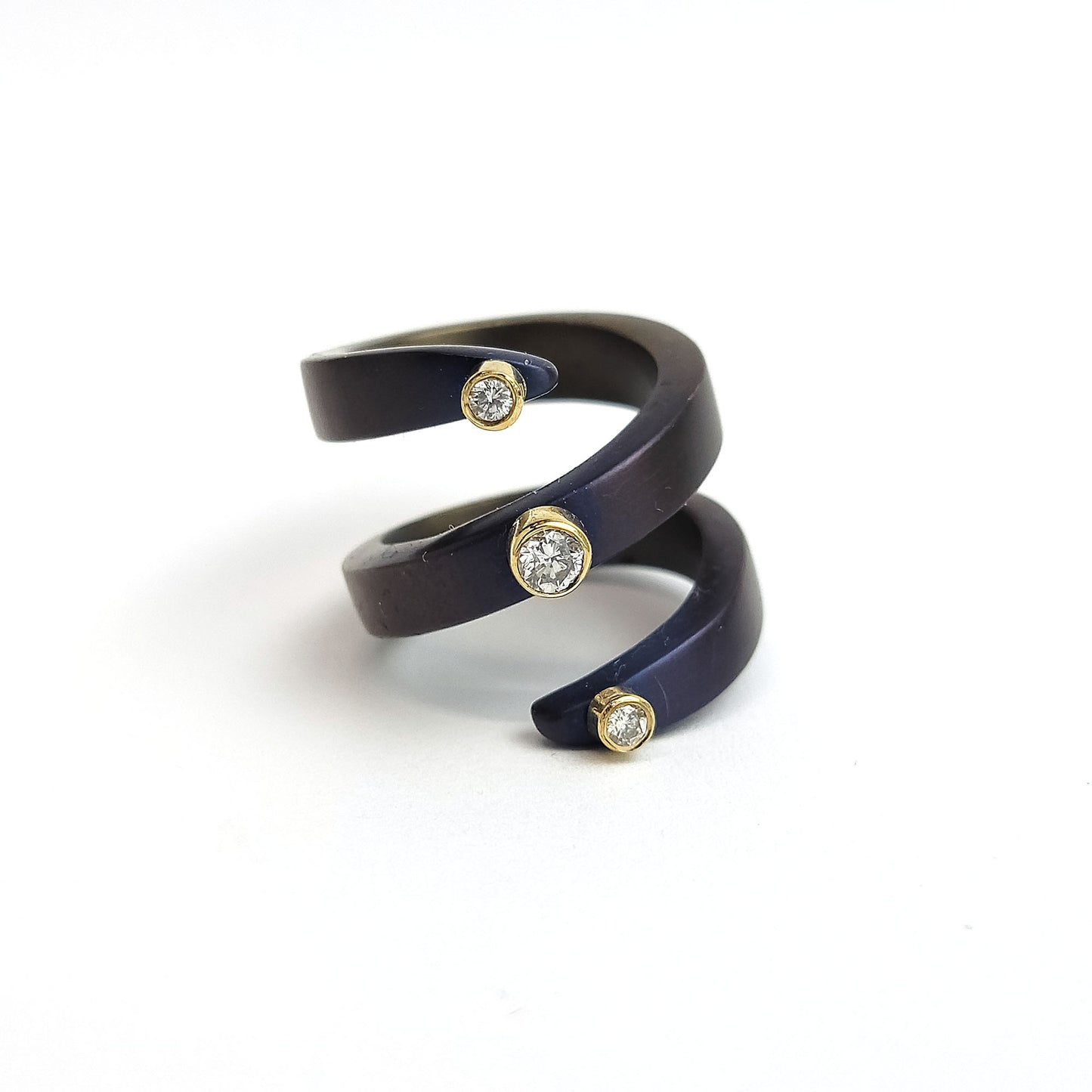 Titanium spring ring - diamonds