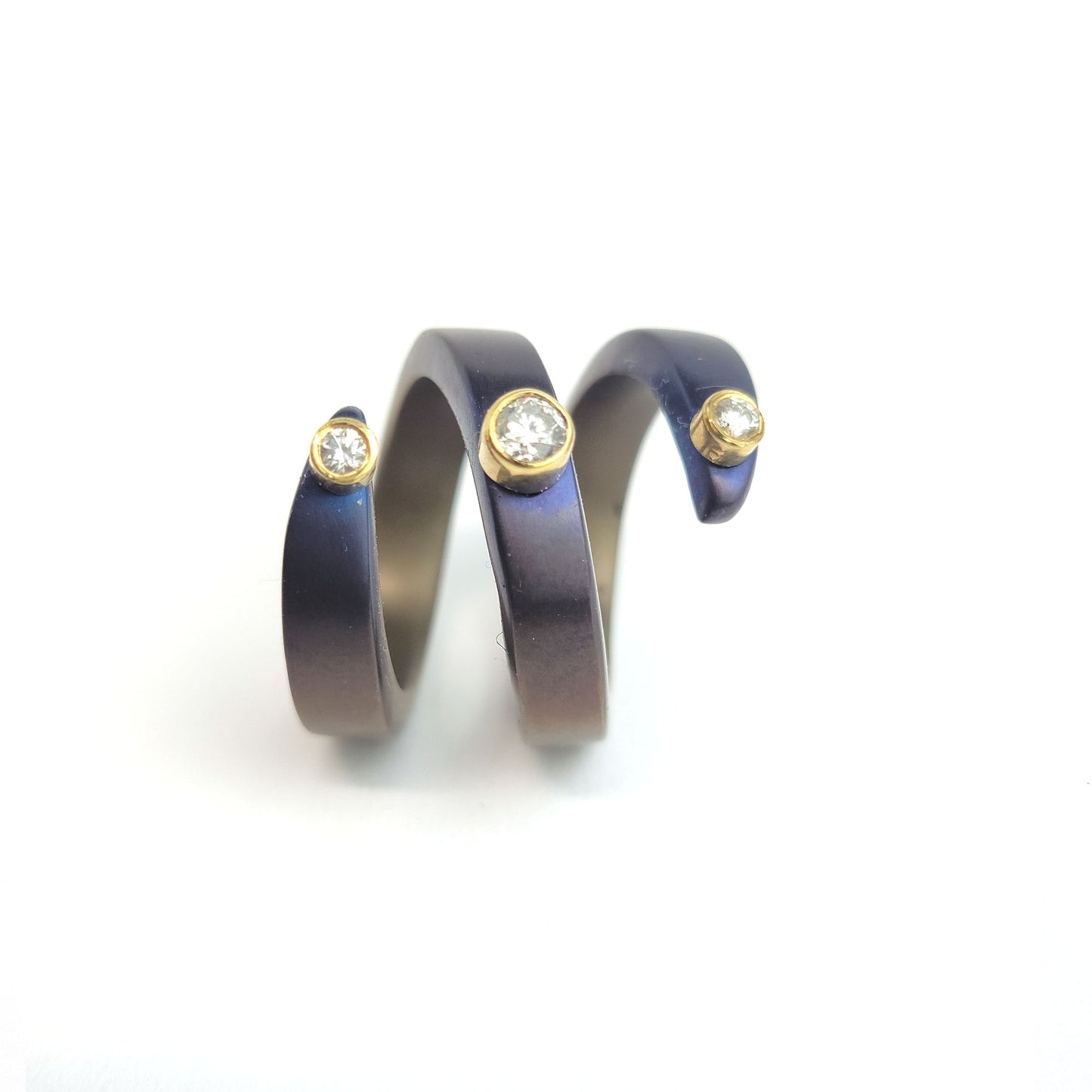 Titanium spring ring - diamonds