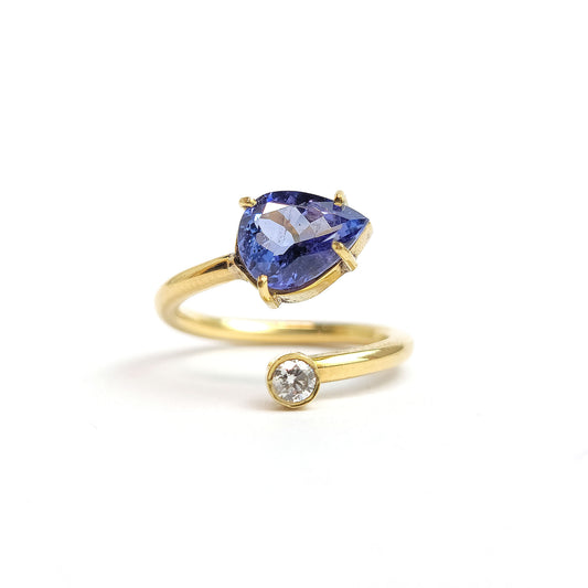 AA-Tanzanite - Diamond - 18k Yellow Gold Ring