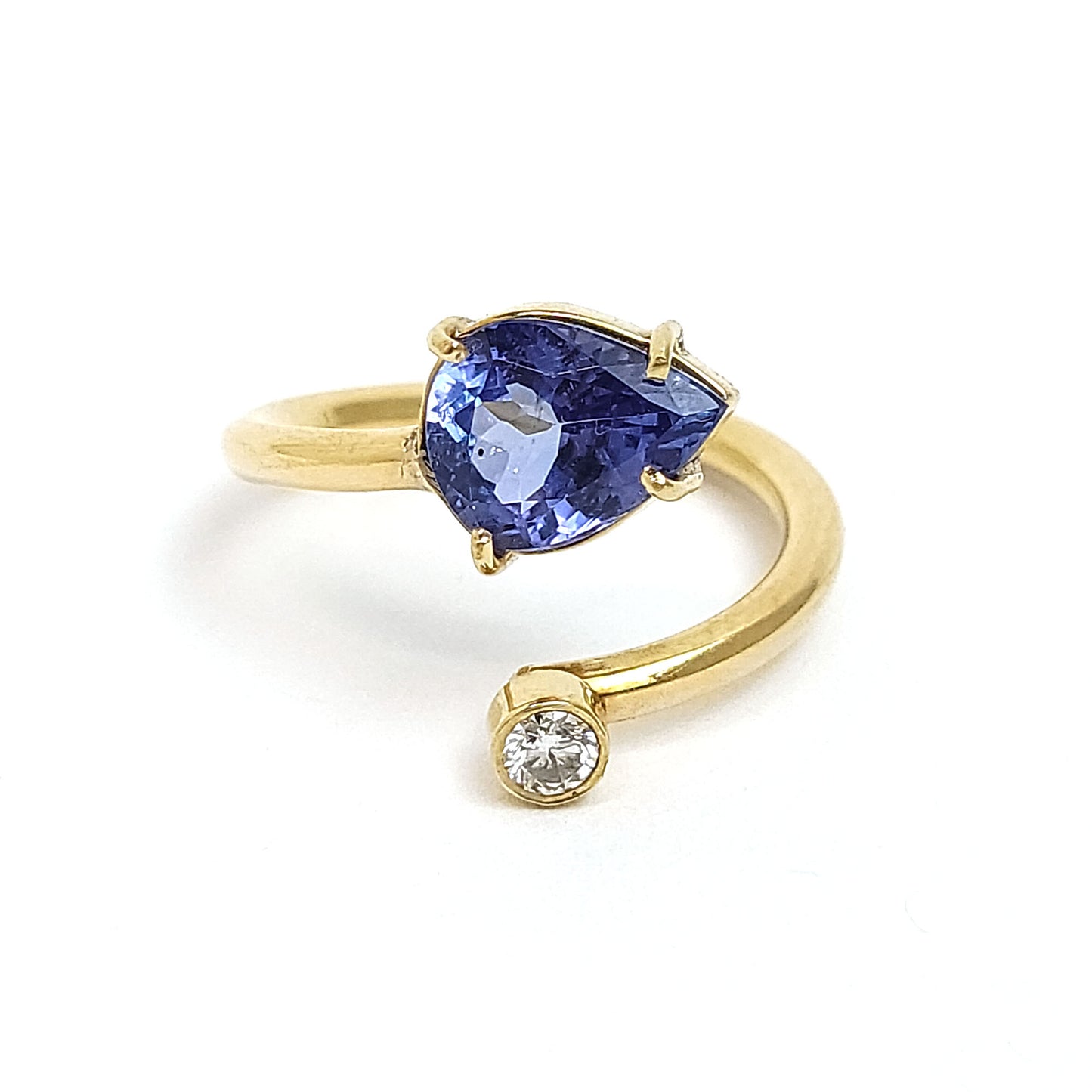 AA-Tanzanite - Diamond - 18k Yellow Gold Ring