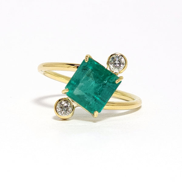 Emerald and Diamond Ring in 18k Yellow Gold