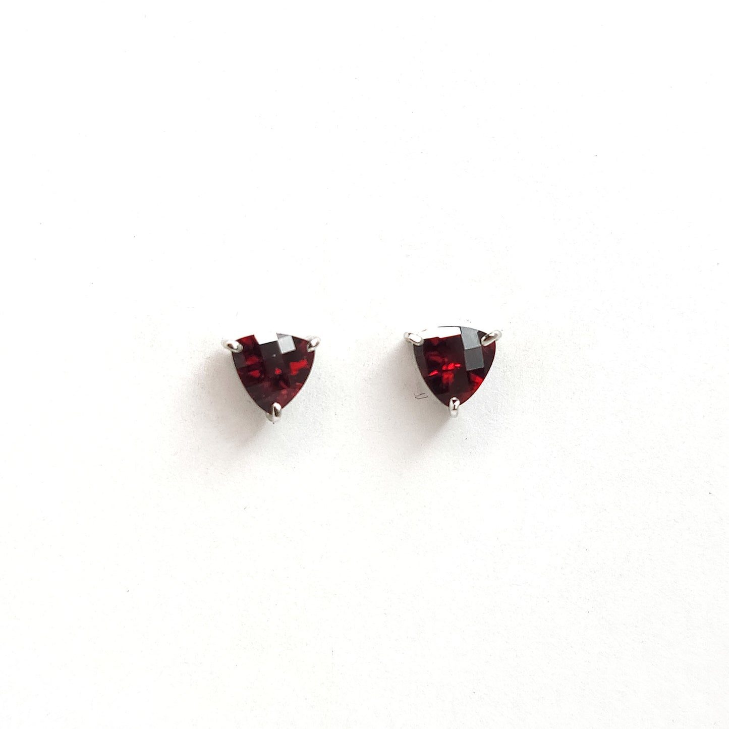 Earrings sterling solitaire - Garnet trillion