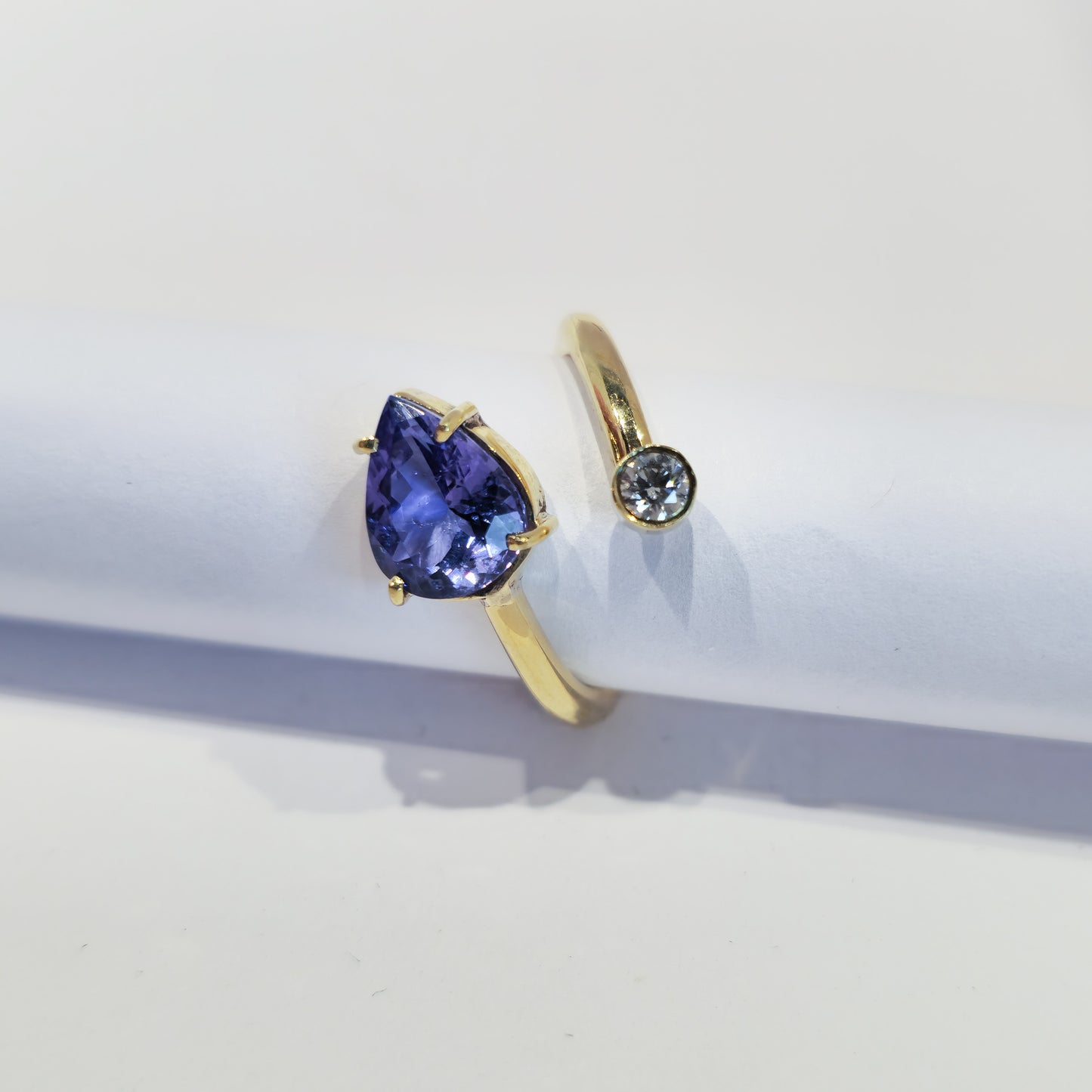 AA-Tanzanite - Diamond - 18k Yellow Gold Ring