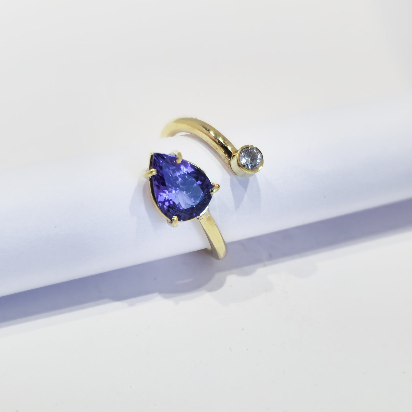 AA-Tanzanite - Diamond - 18k Yellow Gold Ring