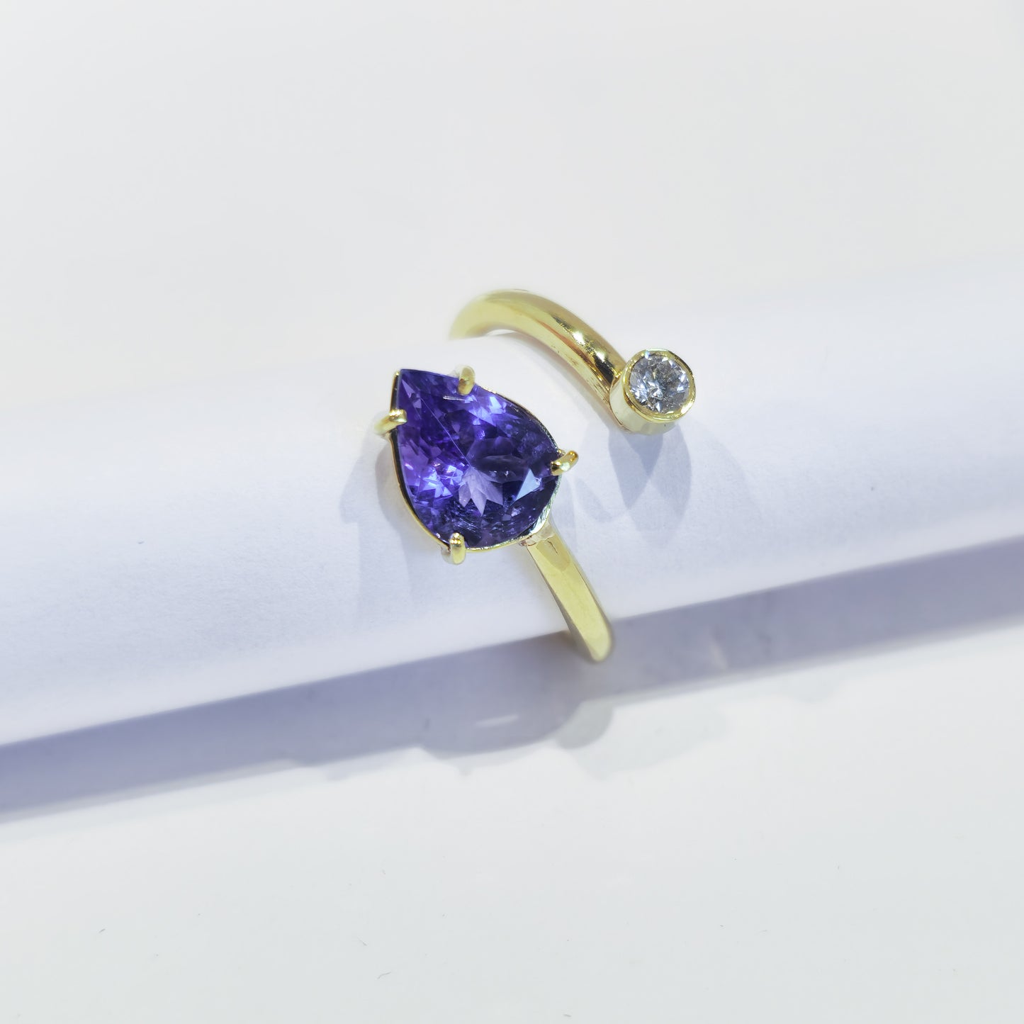 AA-Tanzanite - Diamond - 18k Yellow Gold Ring