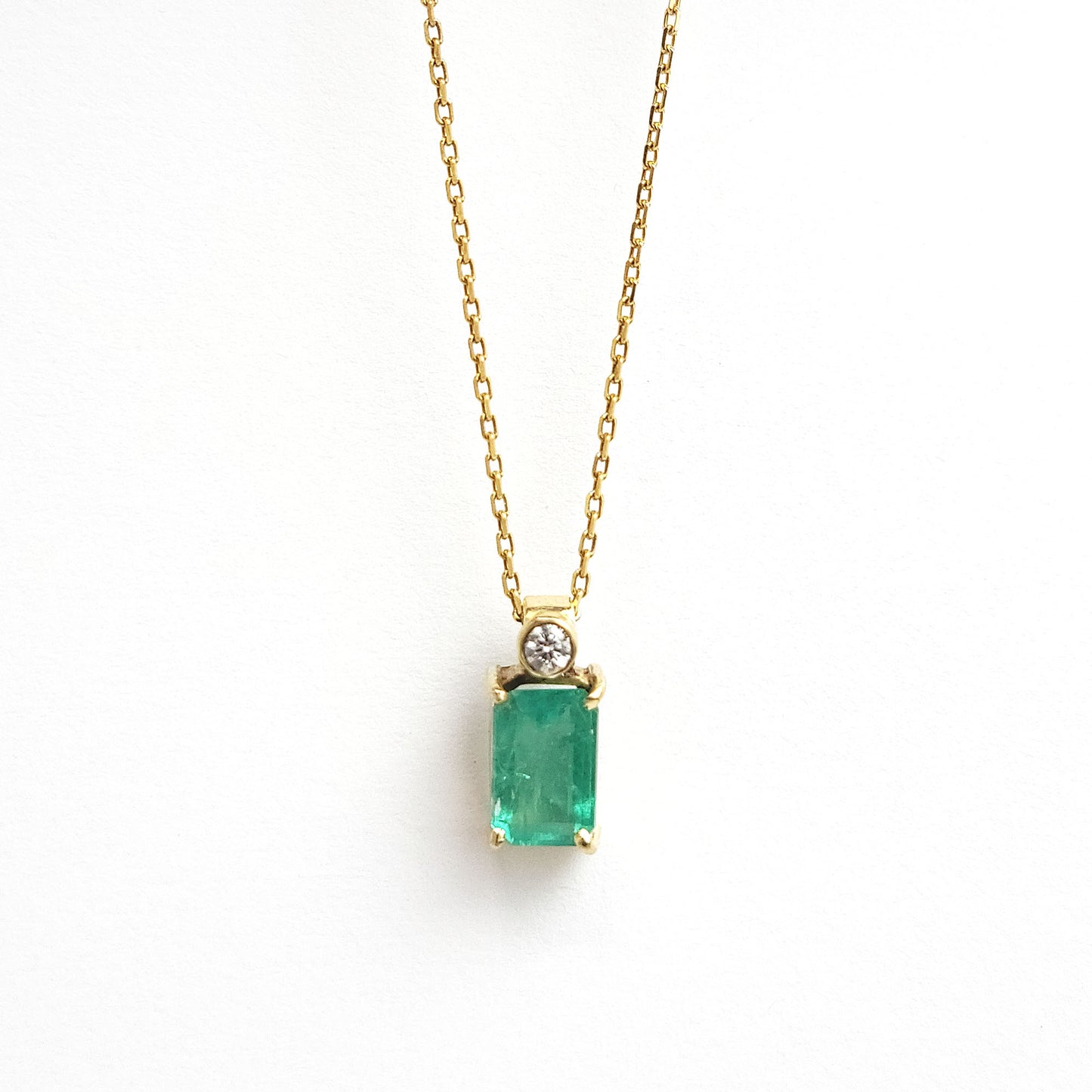 Gold Pendant - Emerald and diamond