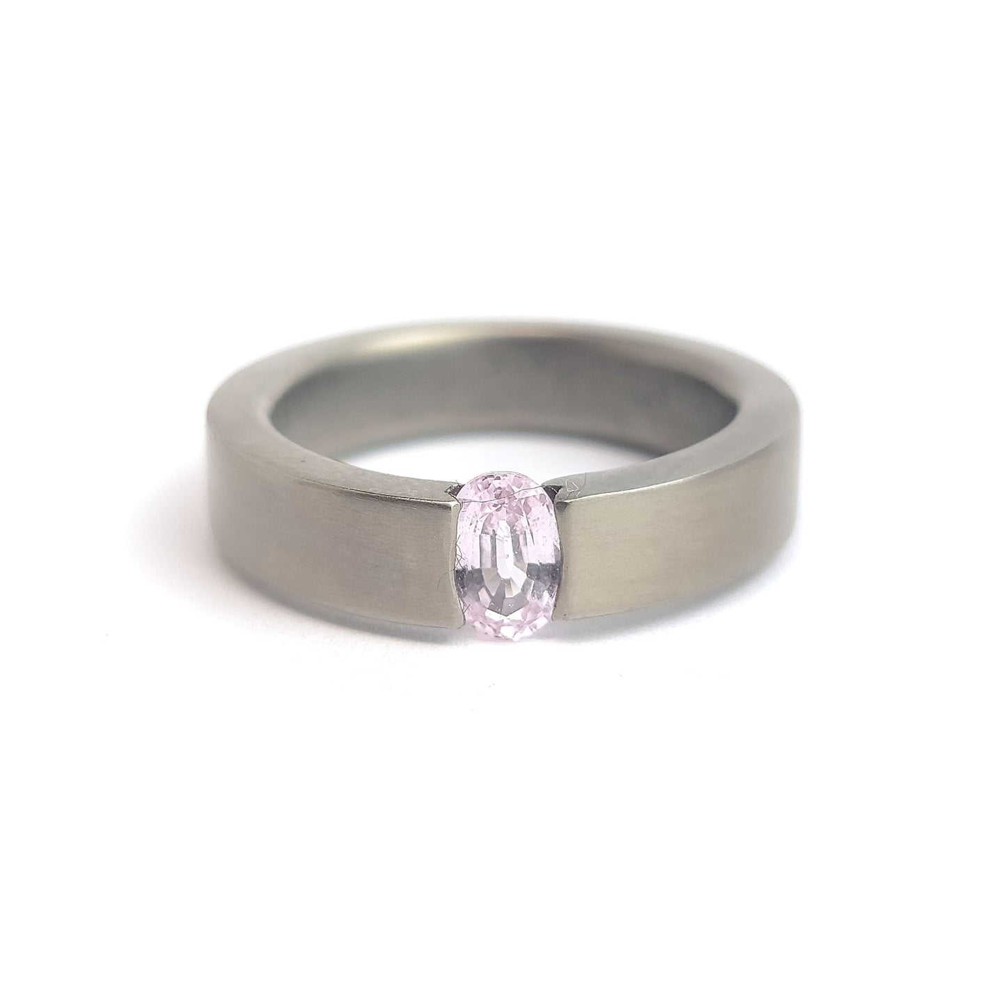 Titanium ring - Light pink Sapphire