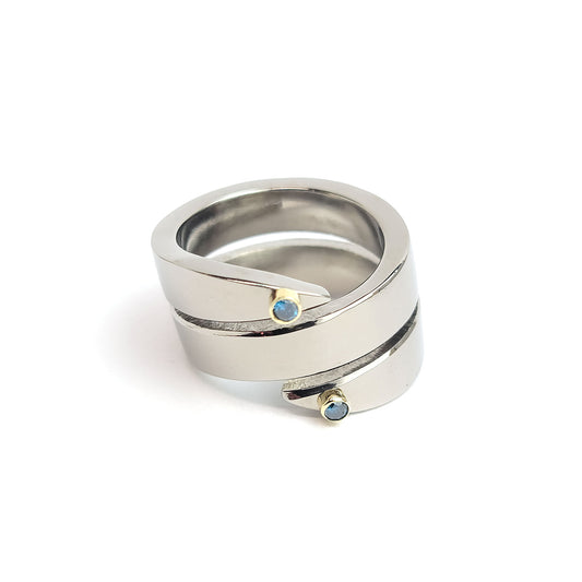 Titanium ring - Blue diamonds